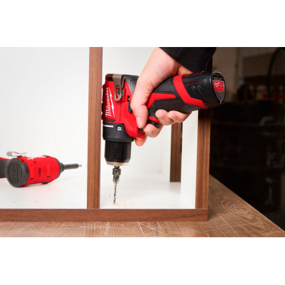 Аккумуляторная дрель-шуруповерт Milwaukee M12 BLDDRC-202C, 2 акб M12 B2, з/у C12 C, кейс Kitbox