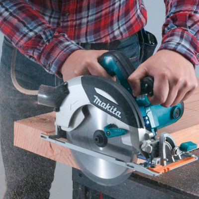 Ручная дисковая пила Makita HS7101 в картонной коробке