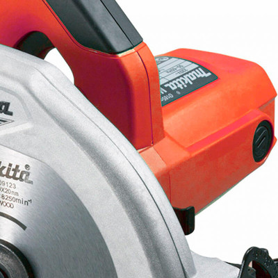 Ручная дисковая пила Makita M5802 в картонной коробке